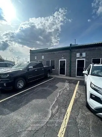 Rare Commercial Condo for Lease, 1900sf Endcap unit equipped with 2 large roll up drive in doors. Ni...