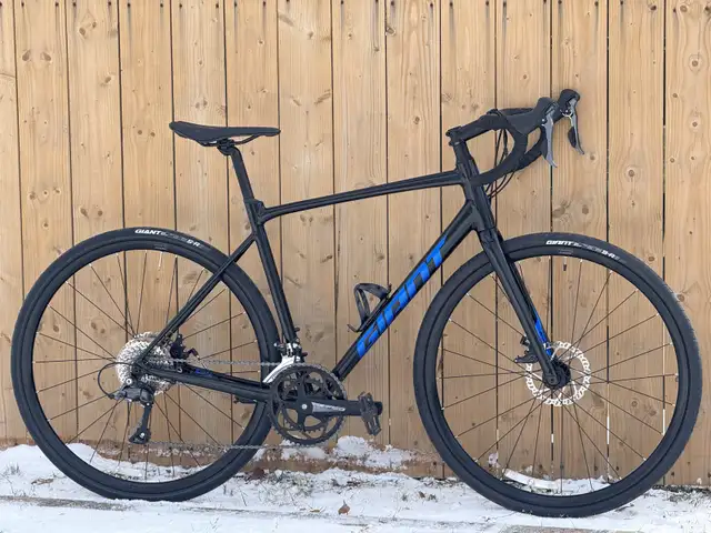 Like new Giant Gravel bike Size 56 cm in Road in St. Catharines - Image 2