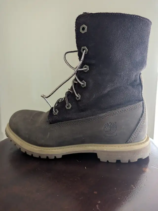 Dark Brown Timberland Boots in Women's - Shoes in Mississauga / Peel Region - Image 2