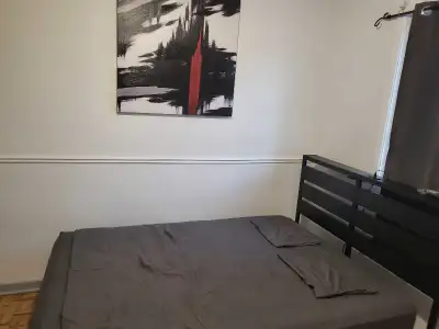 Venez visiter cette chambre entièrement meublée, parfaite pour un étudiant ou un jeune professionnel...