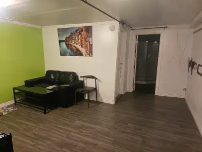 Excellent Room - McMaster Hamilton-Now