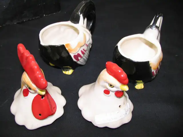 COQ ET POULE PORCELAINE SALIÈRE POIVRIÈRE SUCRIER LAITIER in Arts & Collectibles in Québec City - Image 3