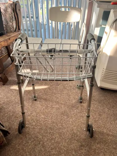 Marchette avec panier et roulette 25$ Marchette ambulateur ergo excursion x20 avec freins 380$ neuve...