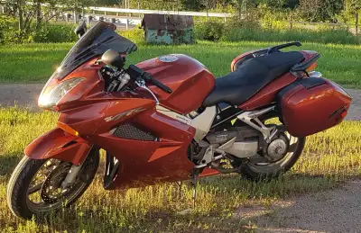 ***Négotiable, doit partir vite car j'ai acheté une autre moto*** VFR800 2004 VTEC. 109 000km. Très...