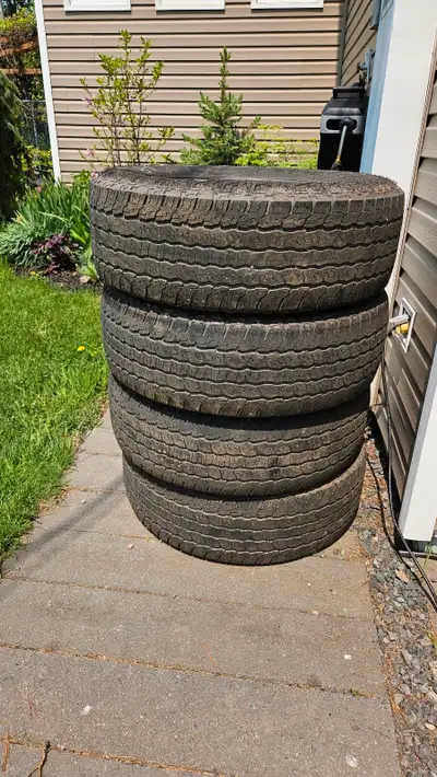 4 pneus 265-65 R 18, les 4 pour 250$. 4 tires for 250$