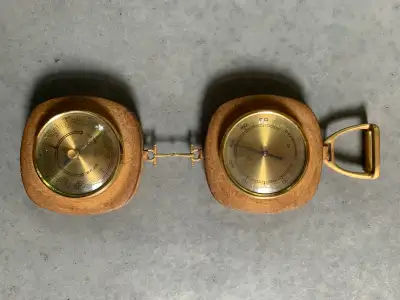 Voici une station météo vintage unique, conçue pour être à la fois un baromètre et un thermomètre. E...