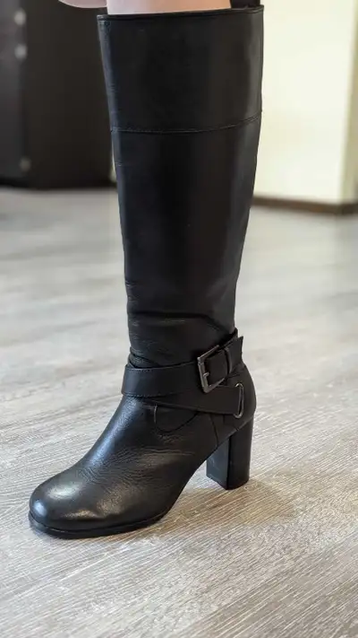 Women's leather boots size 7, View more