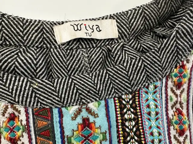 Wiya TU Wool Blend Sweater in Women's - Tops & Outerwear in City of Toronto - Image 2