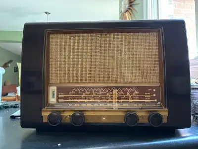 Made by Philips in Toronto. Fully working. The case is in very good condition for its age. Model P-1...