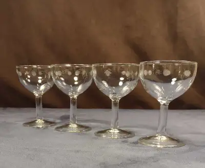Ajoutez une touche d'élégance vintage à votre bar avec cet ensemble de quatre verres à vin. Ces verr...