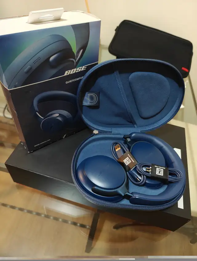 Bose QuietComfort Ultra Headphones in Headphones in City of Toronto - Image 2