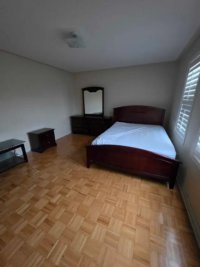 large room for rental in Room Rentals & Roommates in Mississauga / Peel Region - Image 3
