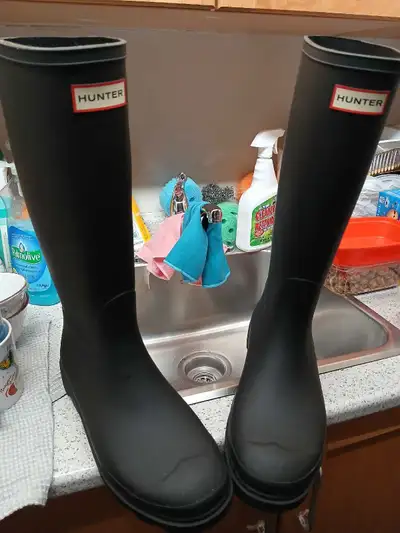 New hunters unisex sz 9 but fits 10 feet too