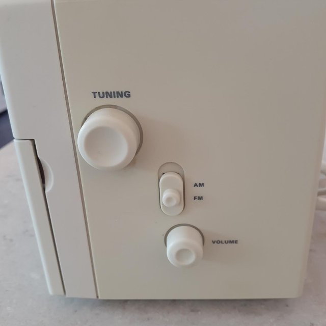 Vintage GE Cassette AM/FM Clock Radio Alarm Clock 7-4904A in General Electronics in Markham / York Region - Image 5