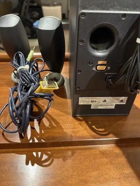 Dell Speaker Set -Subwoofer and 2 Satellite in Speakers in Markham / York Region - Image 3