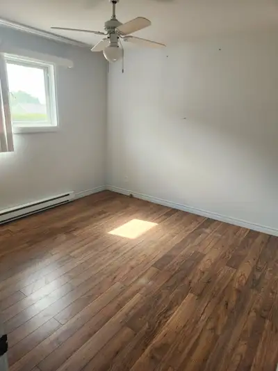 **Maison de 3 chambres avec sous-sol, deux salles de bain, grand garage et piscine creusée** Idéale...