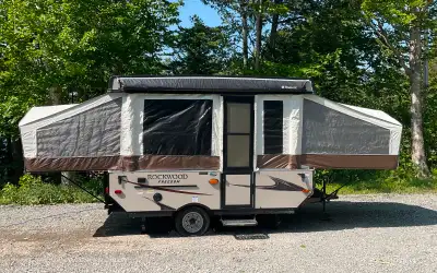 Rockwood Freedom 1940 LTD Excellent Condition. Never smoked or Cooked in. Stove never used. 3Way Fri...