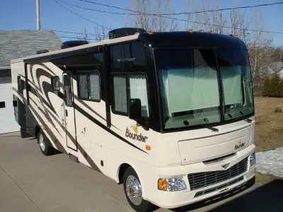 Vous recherchez un motorisé de 34 pieds, PROPRE et BIEN ENTRETENU, full Body Paint, auvent électriqu...