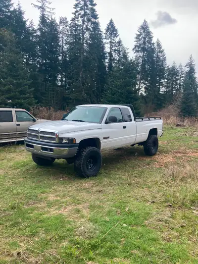 2002 Dodge 2500 quad cab long box 4x4 24 valve 5.9 diesel Automatic transmission 110,000km Lifted on...