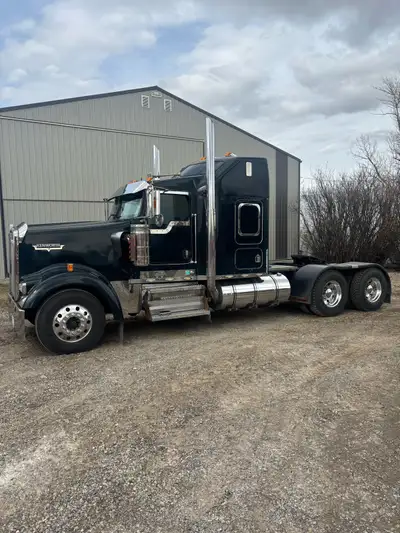 1543827 kms. 31175 hrs Cummins ISX 565 CM 870 New head done in spring of 2024 18 speed new 60000 km...