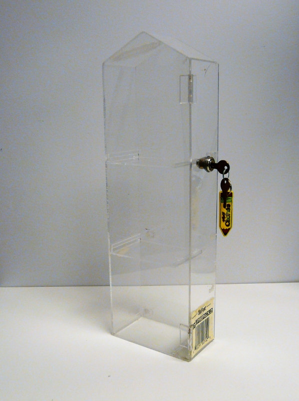 PRÉSENTOIR "VINTAGE" EN PLEXIGLASS Art et objets de collection Lévis Kijiji