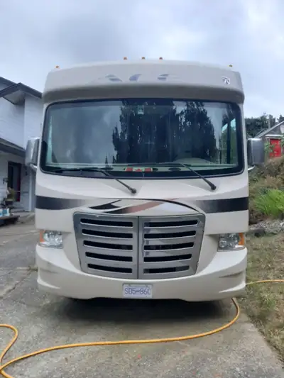 31 foot ACE Motorhome Engine Triton V10, 2 interior TVs, 1 outside TV Olympic Cherry Cabinetry, 12 v...