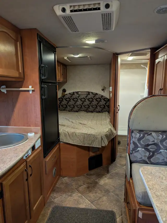 2012 Ford Adventurer 23' motorhome with 350 hp, very clean! in RVs & Motorhomes in Nelson - Image 6