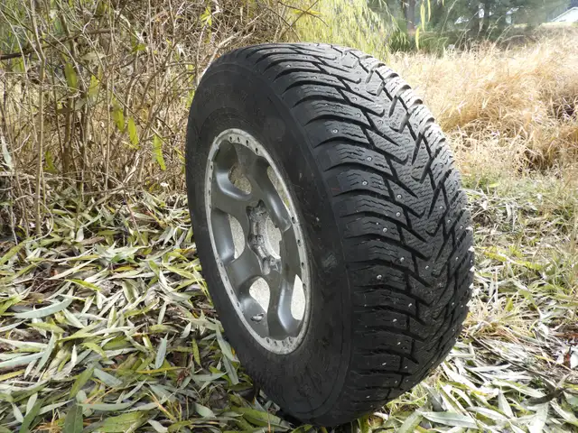 17" Studded winter tires on rims in Tires & Rims in Nelson - Image 4