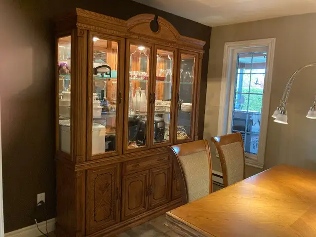 Table, 6 chaises, buffet et vaisselier en Chêne massif in Dining Tables & Sets in Longueuil / South Shore - Image 4
