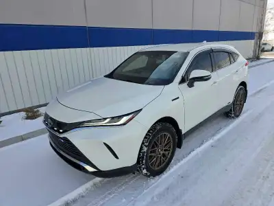 2021 Toyota Venza XLE HYBRID AWD w/JBL PREMIUM AUDIO Excellent condition and very well maintained 5....