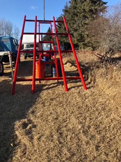 Approx. 23’ long x 9’ wide. Holds 15 bales and comes with complete hydraulic system: shaft-driven hy...