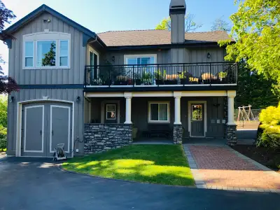1150 sq. ft. top floor suite of separate coach house on park-like 5 acre property in the Hazelmere V...