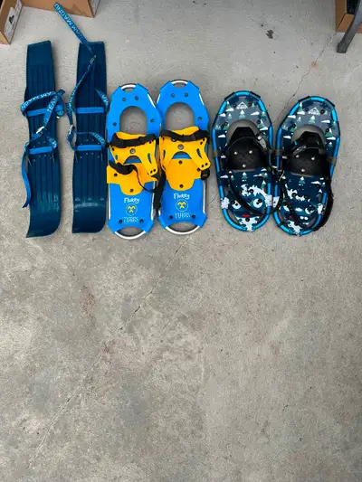 Raquettes et ski de fond pour enfants entre 3-7ans Très bonne condition! 10$ la paire Ou 25 $ pour l...