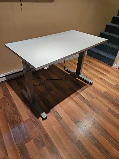 Bureau Assis Debout adjustable Herman Miller Motia ave roue, comme neuf. *Livraison possible *Prix e...
