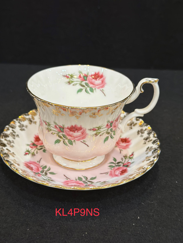 Royal Albert Hand painted pink  rose tea cup & saucer - in Arts & Collectibles in Oakville / Halton Region