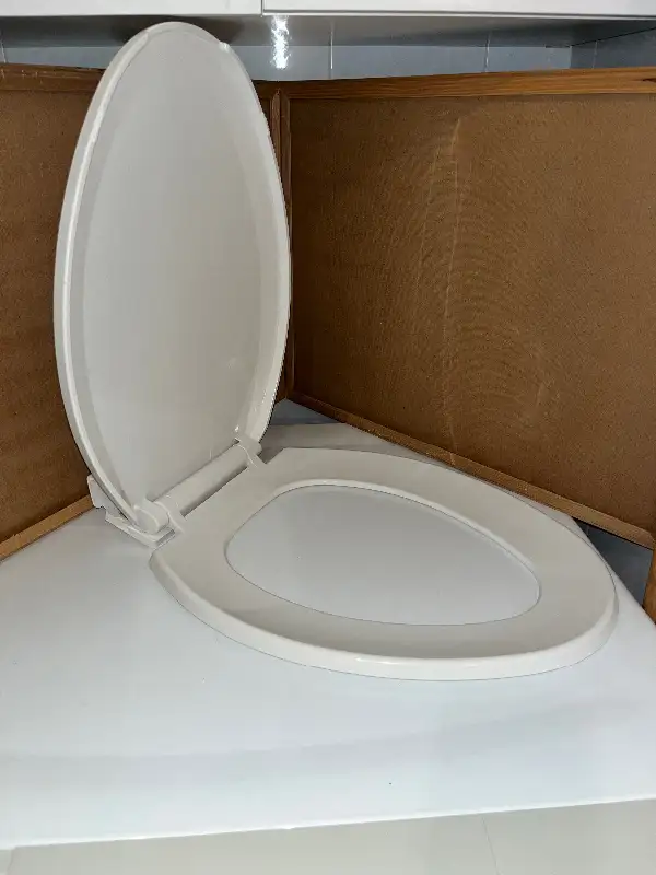 Siège de toilette allongé propre / Clean elongated toilet seat in Plumbing, Sinks, Toilets & Showers in City of Montréal - Image 11