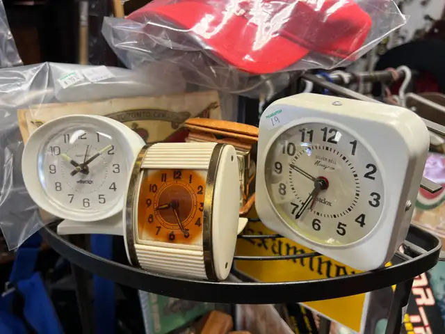 WESTCLOX + BIG BEN TABLE TOP ALARM CLOCKS WORKING in Other in Mississauga / Peel Region - Image 7