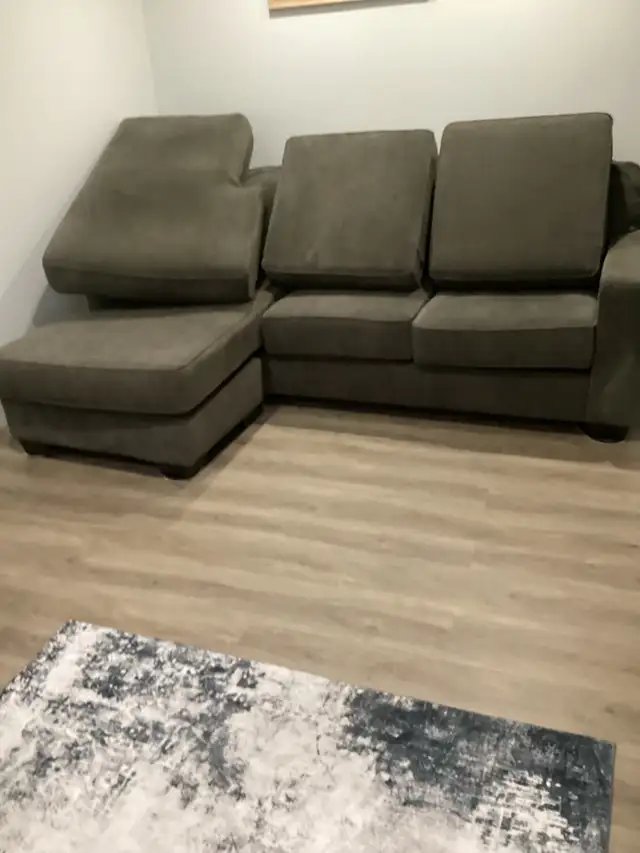 Charcoal gray sofa in Couches & Futons in Kingston - Image 3