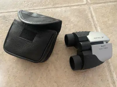 small size Binoculars with case 8x21 122m/1000m in good conditions