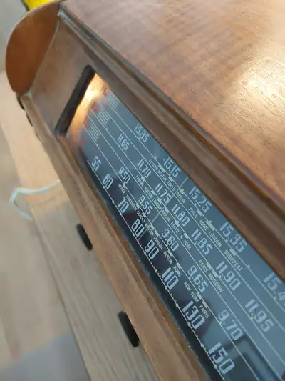 Pour les vrais amateurs de radio à ondes courtes. Radio à lampes des années +/- 1940. Fonctionne sur...