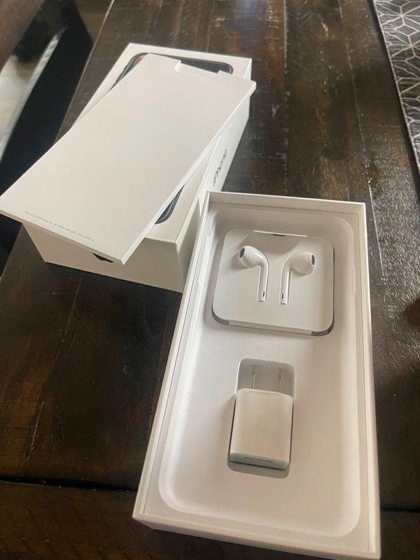 iPhone XS Max 64 GB Space Grey in Cell Phones in Hamilton - Image 4
