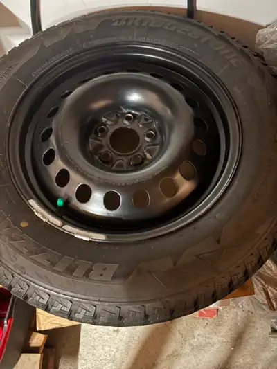 Like new ! Blizzak 4 winter tires and rims in excellent condition. They have about 8000 km only. Pai...