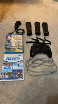 Wii/Wii U original controllers and games in good condition