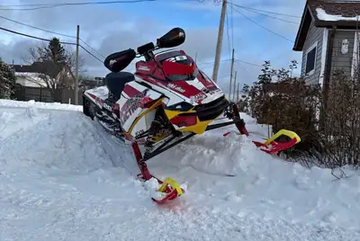 24 rs 300 miles. Factory race dept. can. Custom spartan red powder coat on rails and spindles. Runs...