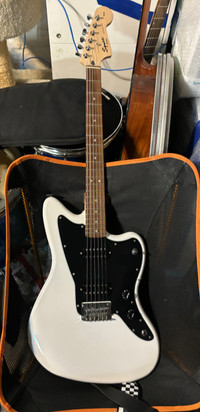 Fender Squire affinity Jazz master HH in arctic white.