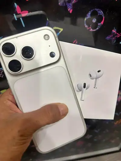 100% authentic with original box iPhone 17 Pro 256 GB No issues Clean body Screen is mint Btry well...