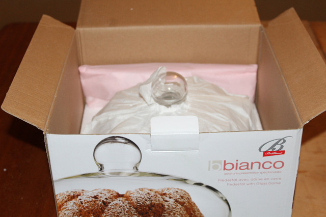 Bianco Pedestal Plateau à gâteau / Cake Tray dans Vaisselle et articles de cuisine  à Ville de Montréal - Image 2