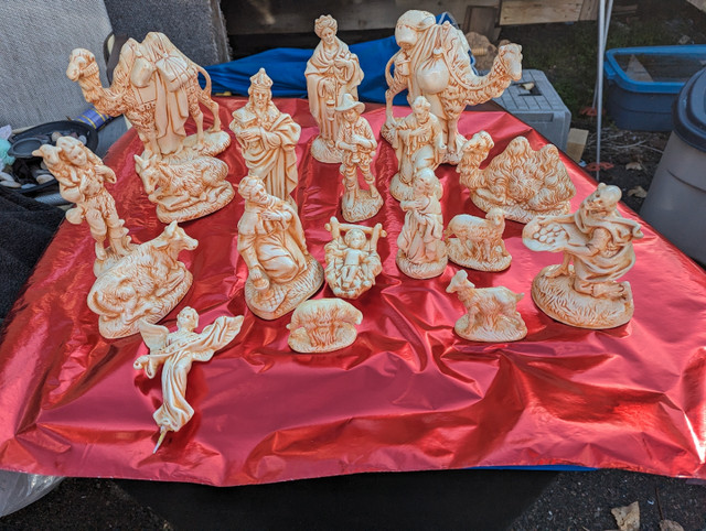 VERY SPECIAL GLAZED 18 PIECE NATIVITY SET.  in Hobbies & Crafts in Cranbrook - Image 3