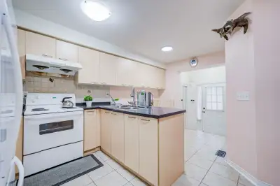 Cozy townhouse in Prime Berczy Community, Markham. Welcome to this beautifully transformed residence...