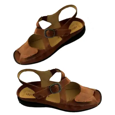 Sandale en cuir, couleur tan avec une attache velcro. Comme neuves. Grandeur 9, large. 39 européen,...